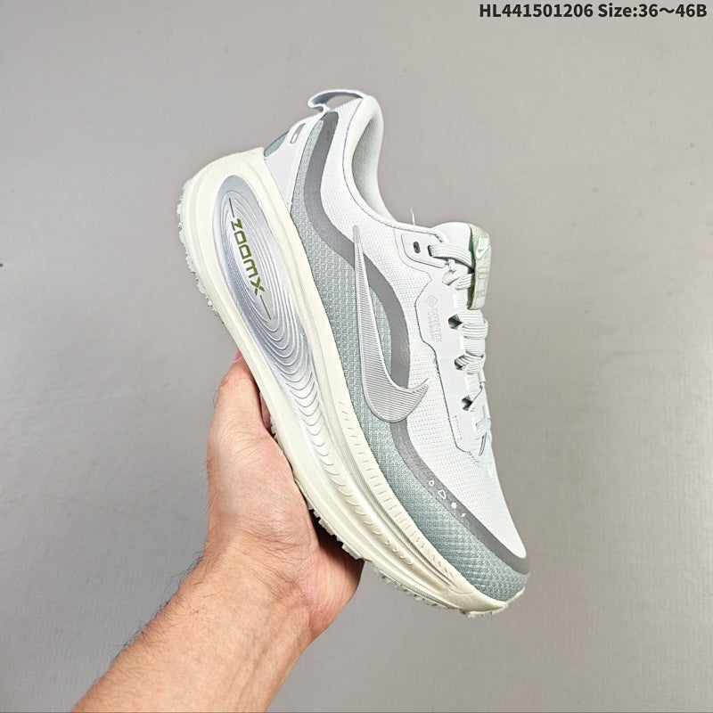 VOMERO 18 GTX Comfortable Non-Slip Low Running Shoe: HQ7001-003