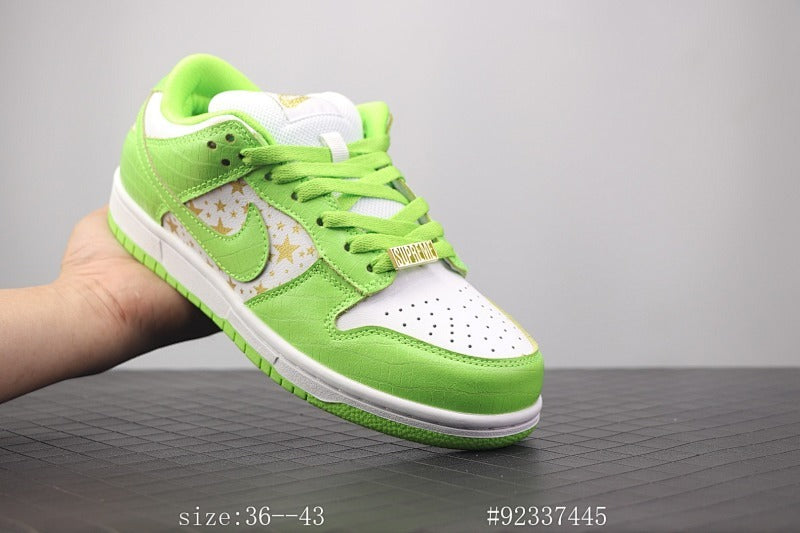 "Supreme x SB Dunk Low "Hyper Royal" + +zoom + ID 92337445